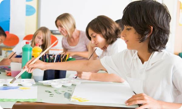 children painting in an art class